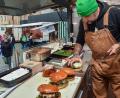 Bild: Stephan Huber
Guiseppe Messina bietet in seinem Foodtruck auf dem Amberger Bauernmarkt frische Burger an, um für Regionalität und Bio-Lebensmittel zu sensibilisieren.