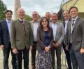 Bild: Völkl
Zweite Bürgermeisterin Johanna Mertins – im Bild mit den Söhnen Philip (links), Peter und Volker (von rechts) – feierte 75. Geburtstag. Zu den Gratulanten zählten Bürgermeister Richard Tischler (Dritter von links), Dritter Bürgermeister Norbert Auer (Sechster von links), Altbürgermeister Arnold Kimmerl (Zweiter von links) und für den Lions Club Oberpfälzer Wald Walter Brey (Fünfter von links) .