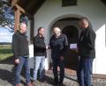 Bild: ror
Auf Geschenke verzichtete Hans Balk (Zweiter von rechts) zu seinem Geburtstag. Stattdessen übergab der 80-Jährige 1280 Euro an Spendensumme im Vorraum der Muglhofer Dreifaltigkeitskapelle an die OWV-Riege mit (von links) Michael Ertl, Karl Heinz Mois und Franz Strigl (rechts).