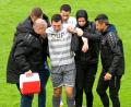 Bild: Werner Franken
Die SpVgg SV Weiden im Verletzungspech: Bei der 0:1-Niederlage in Hof hat sich Patryk Bytomski (Mitte) einen Wadenbeinbruch zugezogen und musste bereits nach wenigen Minuten den Platz verlassen. Der Torjäger wird der SpVgg SV Weiden nicht nur am Samstag im Derby gegen den ASV Cham, sondern monatelang fehlen.