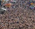 Bild: Peter Kneffel/dpa
Dicht drängen sich die Wiesn-Gäste beim Platzkonzert zwischen den Zelten und Fahrgeschäften.