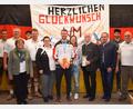 Bild: bnr
Der Empfang vom Juniorenweltmeister im Mixed-Luftpistole, Andreas Köppl, war für Gleiritsch und die Plassenberg-Schützen ein ganz besonderer Tag. Zum Gratulieren kamen unter anderem die Bundestrainerin Jördis Grabe (Fünfte von rechts), OSB Präsident Franz Brunner (Vierter von rechts) und Bürgermeister Josef Pretzl (Dritter von rechts).