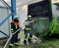 Bild: Franz Grabinger, ZMS/exb
Mit schwerem Atemschutz versuchen die Feuerwehrler beim Übungsszenario beim Müllkraftwerk Schwandorf einen brennenden Container zu kühlen und zu löschen.