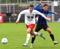 Bild: Büttner
Tizian Mittereder im Zweikampf gegen einen Spieler des ASV Cham: Der 21-jährige Offensivspieler erzielte das 2:0 beim Weidener 3:1-Sieg gegen den ASV Cham.