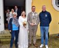 Bild: hdk
Im Namen des Königsteiner Bauerntheaters gratulieren Helga Bernt (links) und Hans-Jürgen Pirner (rechts) dem Brautpaar Laura und Peter Pesold.