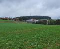 Bild: rti
Der Mobilfunkmast in Wernersreuth (im Hintergrund) steht. Allerdings ist er noch nicht in Betrieb.