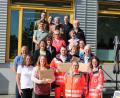 Bild: DHL Group/exb
Die Mitarbeiter des Service- und Versandzentrums überreichten die Spende in Höhe von 5000 Euro im Rahmen eines Mitarbeiterfestes an die Organisationen.