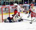 Bild: Elke Englmaier
Eine harte Landung auf dem Boden der Tatsachen legten die Blue Devils Weiden im Derby gegen Selb hin. In dieser Szene crasht Tyler Ward (unten) in Wölfe-Goalie Michel Weidekamp.