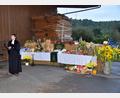 Bild: Heidi Kurz
Der Erntedankgottesdienst der evangelischen Kirchengemeinde Auerbach fand vor der Maschinenhalle der Familie Albersdörfer statt. Pfarrer Michael Heran leitete ihn.