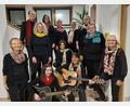 Bild: jua
In Vorfreude auf das Jubiläumskonzert in der Perschener Kirche: Die rhythmische Gruppe „Effata“ aus Nabburg besteht seit 40 Jahren. Unser Bild zeigt einen Großteil der aktuellen Sängerinnen zusammen mit Chorleiter und Kirchenmusiker Jonathan Brell.