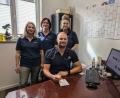 Bild: pz
Dr. Jiří Felix übernahm in Waldsassen die Praxis der im November 2023 verstorbenen Dr. Brunhilde Dick-Kollmannsperger. Im Bild der Hausarzt zusammen mit seinem Team – von links Yvonne Achmann, Kathrin Döllinger und Cornelia Bartsch – in den Praxisräumen am Johannisplatz.