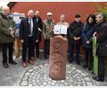 Bild: nag
Pfarrer Stefan Fischer (Dritter von links) von der evangelischen Kirchengemeinde und Schnaittenbachs Stadtpfarrer Helmut Brügel (rechts) segnen den Schnaittenbacher Meilenstein der Zeit. Die Eröffnung gestalten (von links) Rainer J. Christoph, Bürgermeister Marcus Eichenmüller, Schriftsteller Friedrich Brandl, Arbeitskreissprecherin Ingrid Müller, "Kümmerer" Heinz Steinkohl und Projektkoordinatorin Ida Pětioká.