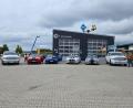 Bild: Backwood Bavarians
Dodge RAM und Challenger, Chevrolet Camaro und Ford Mustang: So hießen die Sportwagen und Pick-Ups mit 400 PS und mehr, deren Motoren die Fahrer laut aufheulen ließen, als Bernd Hafner vorgefahren wurde. Die Aktion war eine große Überraschung, um dem an Krebs erkrankten Frührentner aus Schierling einen großen Wunsch zu erfüllen.