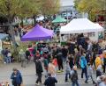 Bild: prh
Gelungene Premiere: Der erste Erntedankmarkt der Stadt Neustadt lockte vor allem am Nachmittag die Besucher in Scharen an.