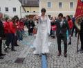 Bild: kro
Natalie Grillmeier musste nach der Hochzeit über einen Schwebebalken balancieren, ihr Ehemann Johannes Grillmeier leistete Unterstützung.