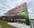 Bild: mgo
Beeindruckendes Farbspiel: Die Fassade spiegelt sich fließend in den Weidener Stadtfarben Grün-Rot.