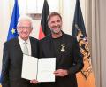 Bild: Bernd Weißbrod/dpa
Für soziales Engagement: Ministerpräsident Winfried Kretschmann (l.) verleiht Jürgen Klopp den Verdienstorden des Landes Baden-Württemberg.