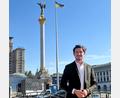Bild: Zentrum für liberale Moderne 
Nils Gründer ist mit 27 Jahren der jüngste Abgeordnete in der FDP-Bundestagsfraktion. Als ranghöchstes Mitglied einer Delegation wollte er sich in der Ukraine (hier auf dem Maidan-Platz in Kiew vor der Unabhängigkeitssäule) ein "Lagebild" machen: "Der Ukraine steht ein entscheidender Herbst bevor", sagt er.