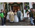 Bild: gi
Natalie Scheibl aus Waidhaus und Fabian Putzer aus Grub haben in der Wieskirche geheiratet. Sie hatten viele Glück- und Segenswünsche für die gemeinsame Zukunft entgegen zu nehmen. Pfarrer Klösel traute das junge Paar.