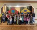 Bild: Anja Sporrer/exb
Die Kinder und alle weiteren Beteiligten am Musical-Projekt vor einem Teil der Kulissen.