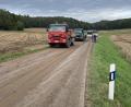 Bild: Polizei Sulzbach-Rosenberg
Für zwei Lastwagen und einen Bus gibt es auf der stark verschmutzten Straße kein Vorwärtskommen mehr.
