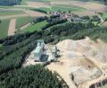 Bild: Alois Köppl
Steinbruch und Schotterwerk Dürnersdorf, im Hintergrund die kleine Ortschaft Dürnersdorf. Ein Nachbar des Werks fühlt sich durch die dortige Staubentwicklung gesundheitlich geschädigt.