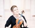 Bild: Marco Borggreve/exb
Die frisch gekürte Opus Klassik-Preisträgerin Isabelle Faust gastiert mit der Akademie für Alte Musik Berlin im Stadttheater Amberg.