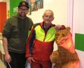 Bild: Hirsch
Die Kettensägen-Schnitzer Markus Gietl (links) und Norbert Lehner (rechts) stellen im Mehrgenerationenhaus in Wackersdorf aus. Zu den Exponaten gehört auch dieser Grizzlybär aus Holz.