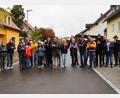 Bild: wel
Nach der offiziellen Freigabe der sanierten Straße "Dreifaltigkeit" spendeten die Vertreter von Baufirma, Planungsbüro und Stadt sowie die Anwohner Applaus