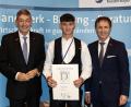 Bild: Andreas Seybold-Epting/exb
Zimmerer Sebastian Killermann aus Winklarn erhält den Preis von HWK-Präsident Georg Haber (links) und dem stellvertretenden Hauptgeschäftsführer Hans Schmidt (rechts). Ausbildungsbetrieb ist die Zimmerei Holzbau Plötz in Pempfling.