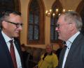 Bild: gsp
Oberbürgermeister Michael Cerny (rechts) gratulierte in der Stadtratssitzung Kämmerer Jens Wein zur Wiederwahl als berufsmäßiger Stadtrat für sechs Jahre ab 2025.