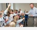Bild: Wolfgang Steinbacher
Matthias Seuffert von der Abfallberatung der Stadt Amberg verteilt gemeinsam mit seinen Kollegen Edelstahl-Trinkflaschen an Schülerinnen und Schüler der Montessori-Schule.