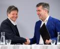 Bild: Bernd von Jutrczenka/dpa
Wirtschaftsminister Habeck (l) hatte die Vereinbarung im März 2023 in Kopenhagen mit seinem Kollegen Lars Aagaard unterzeichnet. (Archivbild)