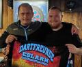 Bild: gz
Der Teamcoach Hans-Jürgen Bauer übergibt Julian Burger aus Waldsassen das neue Trikot der Dartfreunde.