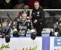 Bild: Hubert Ziegler
Dirk Salinger (Zweiter von links), der Trainer des ERSC Amberg, strebt mit seiner Truppe in der Bayernliga zumindest einen Pre-Play-off-Platz an.