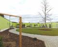 Bild: Portner
Die Bungalows der Sozialtherapeutischen Einrichtung (STE) in Schönsee reihen sich um den grünen Innenhof mit Sommerlinde.