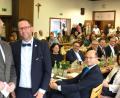 Bild: Rudolf Hirsch/exb
Schwandorfs Oberbürgermeister Andreas Feller und Kreishandwerksmeister Florian Danzl (von links) heben bei der Festversammlung die Bedeutung des Handwerks im Landkreis Schwandorf hervor.
