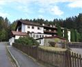 Bild: Portner
Idyllisch am bewaldeten Stadtrand von Schönsee gelegen: Das ehemalige Hotel „Drechselberg“ wird ab 2025 zur Asylunterkunft für bis zu 75 Geflüchtete.