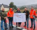Bild: Marleen Wartha/exb
Bei der offiziellen Baueinweisung vor Ort an der Staatsstraße 2040 bei der Goethestraße in Witzlhof (von links): Tommy Dörner (Inklusionsbeauftragter der Gemeinde Poppenricht), Peter Hüttner (Staatliches Bauamt Amberg-Sulzbach), Hermann Böhm (Bürgermeister von Poppenricht), Manfred Lubrich (Ingenieurbüro Lubrich) und Thorsten Fiedler (Richard Schulz Tiefbau GmbH & Co. KG).