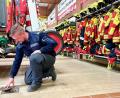 Bild: Gabi Schönberger
Kommandant Dominik Lang zeigt die Deckel der mittlerweile überholten und defekten Abgasabsauganlage im Neustädter Feuerwehrhaus. Die Stadt überlegt nun, ob sie angesichts der horrenden Kosten für einen Neubau, das bestehende Gebäude sanieren kann.
