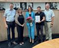 Bild: Tobias Reitmeier/exb
Die Bürgermeister Hans Prechtl (Stulln, links), Franz Grabinger (Schwarzach, rechts) und Peter Neumeier (Schwarzenfeld, Zweiter von rechts) gratulierten zusammen mit Personalleiterin Christine Rank (Zweite von links) VG-Geschäftsleiterin Kathrin Schwarz (Mitte) zum Dienstjubiläum.