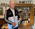 Bild: Gabi Schönberger
Der Weidener Helmut Hecht mit einem Schläger, den ihm ein US-Soldat Anfang der 1950er Jahre aus den Vereinigten Staaten mitgebracht hat. Der 82-Jährige stand bis vor wenigen Wochen noch für den 1. FC Nürnberg auf dem Tennisplatz.