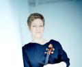 Bild: Marco Borggreve/exb
Violinistin Isabelle Faust kommt mit der Akademie für Alte Musik Berlin und einem Barock-Programm ins Stadttheater Amberg.