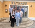 Bild: Regina Kießling/exb
Über den Startschuss in eine gemeinsame kommunale Jugendarbeit freuten sich: (hinten, von links) Daniel Neuburger (Don Bosco Ensdorf), Sascha Rößler (Gemeinde Ursensollen), Albert Geitner (Bürgermeister Ursensollen) sowie (vorne, von links) Veronika Scherer (Jugendpflegerin), Anita Kinscher (KoJa), Leonie Böhnke (Jugendpflegerin) und Nina Forster (Gemeinde Ursensollen).