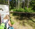 Bild: ui
Infotafeln an den Resten des "Bistubn" genannten mittelalterlichen Bienenhauses im Wald bei Schlammersdorf vermitteln einen lebendigen Eindruck von der Ausgrabung, den Funden und der Bedeutung des ehemaligen runden Gebäudes.
