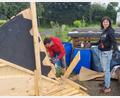 Bild: Isabell Smith/exb
Manuel Hollender und Isabel Smith beim Aufbau der Grillkota.
