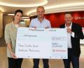 Bild: Witt-Gruppe/Dennis Hofacker 
Patrick Boos, Vorsitzender der Geschäftsführung der Witt-Gruppe (Mitte), übergibt einen Scheck über 20.000 Euro an Corinna Maaß, Leiterin der Musikschulverwaltung, und Oberbürgermeister Jens Meyer.