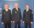 Bild: fz
Thomas Hecht (links) ist der neue Chef der Polizeiinspektion Weiden. Polizeipräsident Thomas Schöniger heißt ihn willkommen und dankt dem bisherigen Leiter, Markus Fuchs (rechts), der nach Regensburg geht.