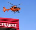 Symbolbild: Julian Stratenschulte/dpa
Ein Rettungshubschrauber flog den Verletzten in ein nahegelegenes Krankenhaus.
