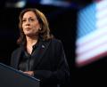 Bild: Mark Schiefelbein/AP/dpa
Kamala Harris hat es kurz vor der US-Präsidentschaftswahl erneut auf das Cover der Modezeitschrift „Vogue“ geschafft. (Archivbild)